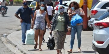 Pocos se quitan la mascarilla en el primer día sin obligatoriedad