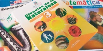 Los libros de texto impresos no llegan a las escuelas públicas