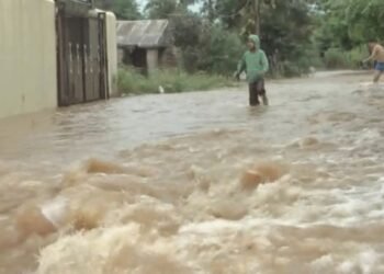 Las lluvias continúan y obligan a desplazar 7,975 personas en RD