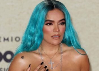 Karol G asegura: «No miro pa’ atrás ni pa’ parquearme»