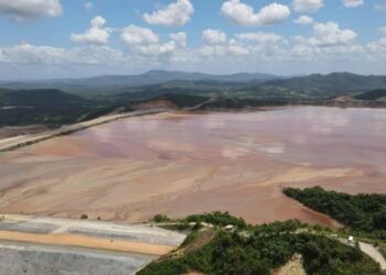 Barrick dice que sigue a espera del Gobierno sobre presa de colas