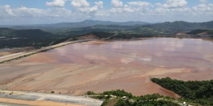 Barrick dice que sigue a espera del Gobierno sobre presa de colas