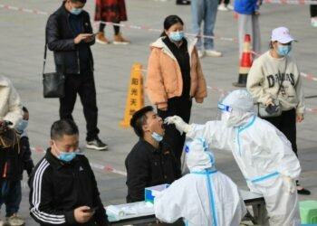 China lucha contra el peor brote covid-19 de los últimos dos años