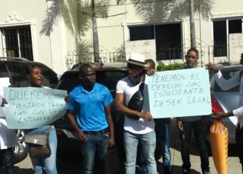 Estudiantes haitianos piden a RD devolución pasaportes retenidos