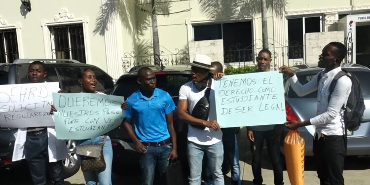 Estudiantes haitianos piden a RD devolución pasaportes retenidos