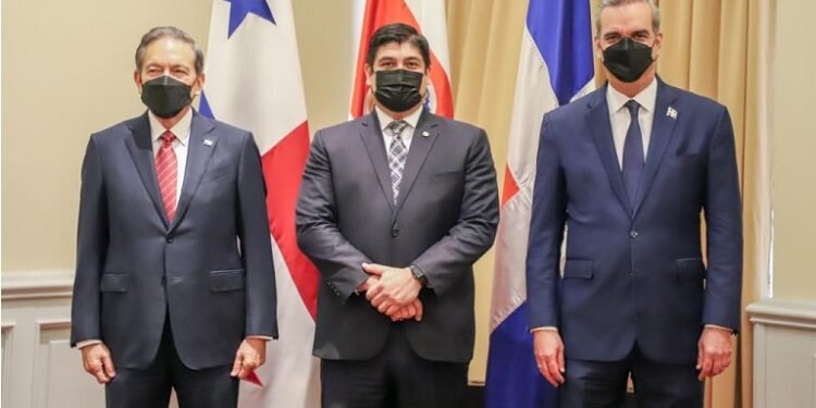 Abinader y otros dos presidentes pactan trabajar por el crecimiento
