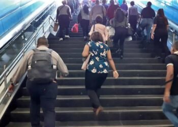 Usuarios del Metro al grito por escaleras eléctricas apagadas