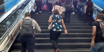 Usuarios del Metro al grito por escaleras eléctricas apagadas