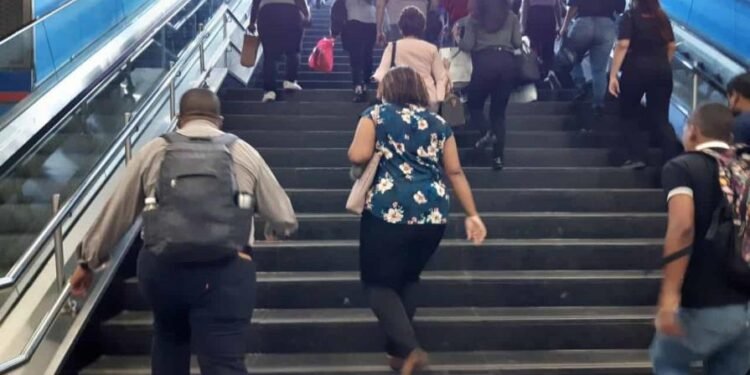 Usuarios del Metro al grito por escaleras eléctricas apagadas