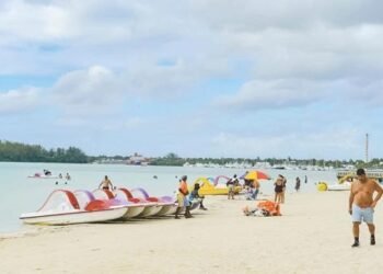 Delincuentes asaltan a personas a bordo de un velero en playa de Boca Chica