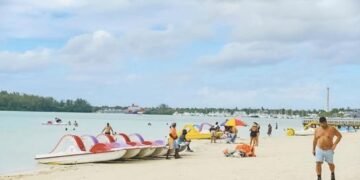 Delincuentes asaltan a personas a bordo de un velero en playa de Boca Chica