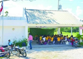 Estudiantes de Puerto Plata toman clases en marquesinas