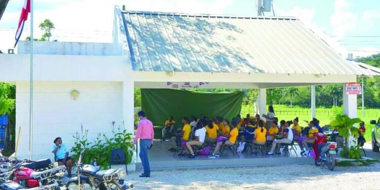Estudiantes de Puerto Plata toman clases en marquesinas
