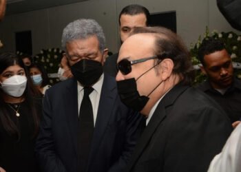 Leonel Fernández acude expresar condolencias a familia Castillo