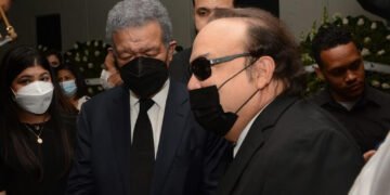 Leonel Fernández acude expresar condolencias a familia Castillo