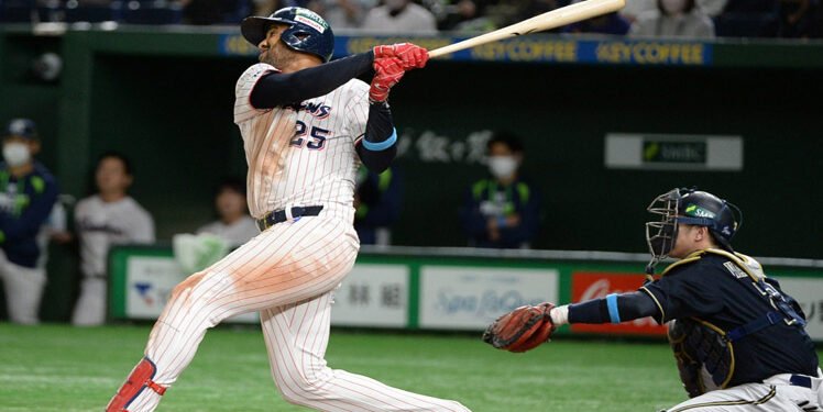 Dominicano Santana consolida lideratos en el béisbol de Japón