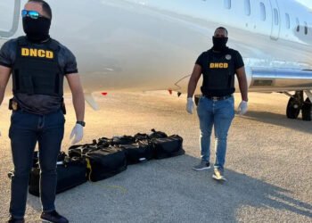 Hallan 200 paquetes cocaína en avión aeropuerto de Punta Cana