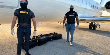 Hallan 200 paquetes cocaína en avión aeropuerto de Punta Cana