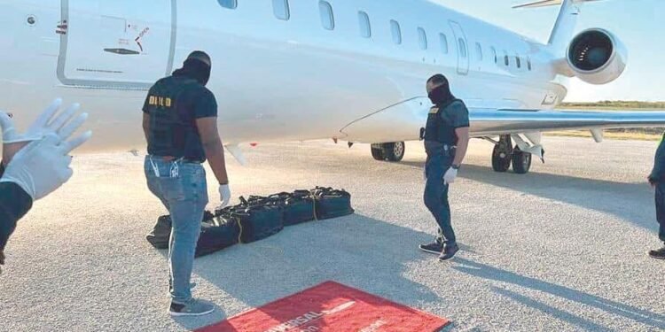 «Pasajeros» de avión que iba a Toronto cargado de droga sirvieron de fachada