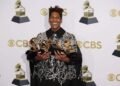 Jon Batiste arrasa con 5 Grammy, incluido álbum del año
