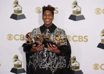 Jon Batiste arrasa con 5 Grammy, incluido álbum del año