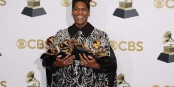 Jon Batiste arrasa con 5 Grammy, incluido álbum del año
