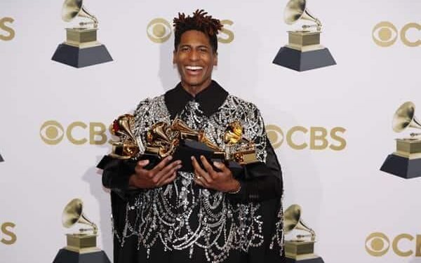 Jon Batiste arrasa con 5 Grammy, incluido álbum del año