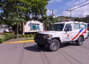 Hombre intenta matar a su expareja y se suicida en universidad de Santiago