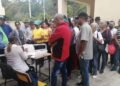 Moradores de la sierra en Santiago Rodríguez participan en jornada de salud visual