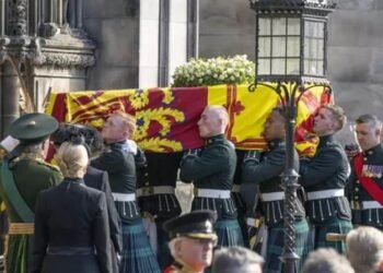 Los cuatro hijos de Isabel II realizan la vigilia tradicional en la Catedral de San Gil de Edimburgo