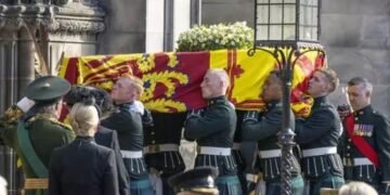 Los cuatro hijos de Isabel II realizan la vigilia tradicional en la Catedral de San Gil de Edimburgo