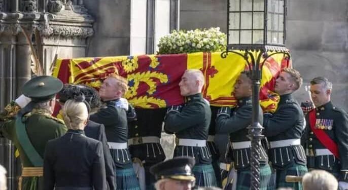 Los cuatro hijos de Isabel II realizan la vigilia tradicional en la Catedral de San Gil de Edimburgo
