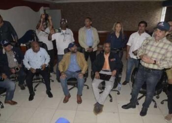 Autoridades trabajan en reposición de energía eléctrica y ayudas a afectados en Hato Mayor