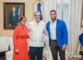 Nelson Cruz y su hermana gobernadora llevan necesidades de Montecristi al presidente Abinader