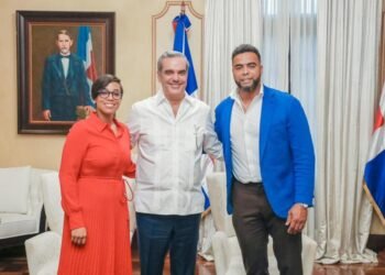 Nelson Cruz y su hermana gobernadora llevan necesidades de Montecristi al presidente Abinader