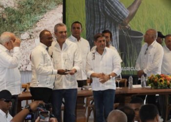 Presidente Abinader aborda desafíos con productores de pollo
