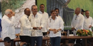 Presidente Abinader aborda desafíos con productores de pollo