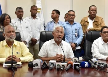 Maestros paralizaron las escuelas dominicanas exigiendo aumento