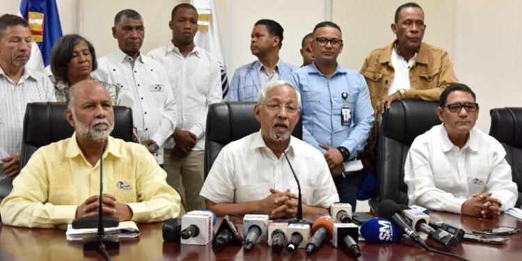 Maestros paralizaron las escuelas dominicanas exigiendo aumento