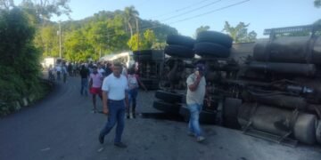 HATO MAYOR: Cinco muertos deja choque patana y guagua escolar