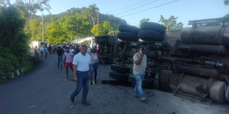 HATO MAYOR: Cinco muertos deja choque patana y guagua escolar