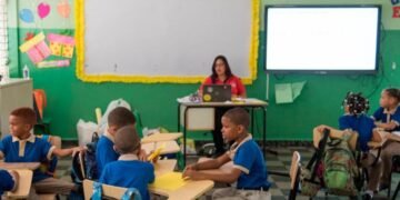 Maestros afirman hasta por falta de una butaca se genera violencia en las aulas