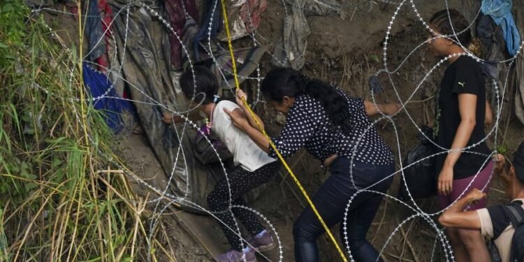 Estados Unidos advierte deportará dominicanos que busquen «la vuelta por México»