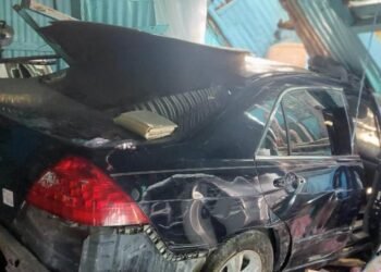 Conductor estrella su auto en una casa y mata dos personas mientras dormían