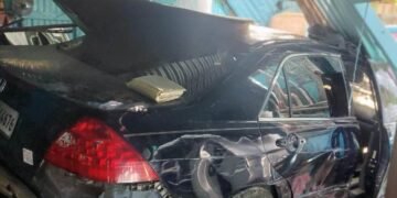 Conductor estrella su auto en una casa y mata dos personas mientras dormían