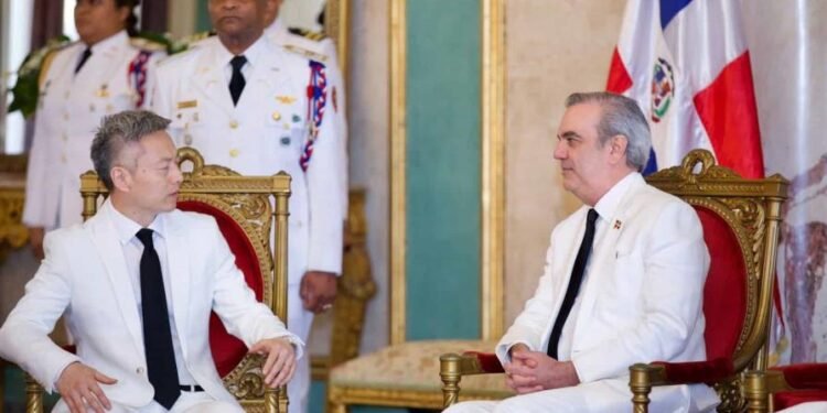 Embajadores de China y El Salvador entregan cartas credenciales al presidente Abinader
