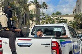 Autoridades ocupan millones de pesos y armas en allanamientos