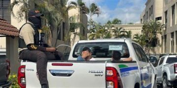 Autoridades ocupan millones de pesos y armas en allanamientos