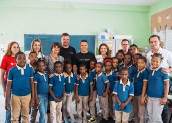 Carolina Mejía y jugador del Barça Javier Saviola visitan proyecto que desarrolla Save The Children en Capotillo