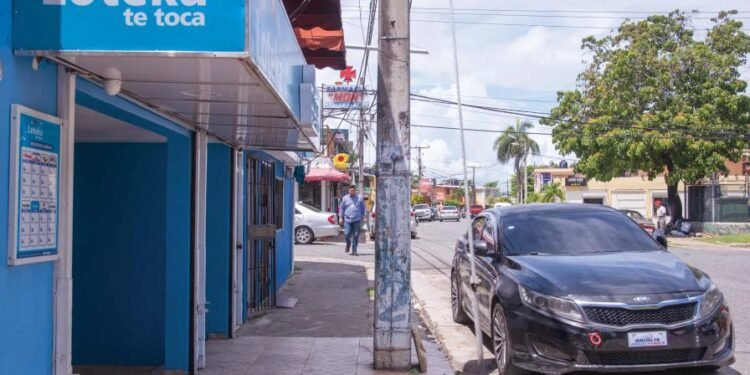 Aspirante a alcalde por SDE opera sobre 2,000 bancas de lotería no reguladas